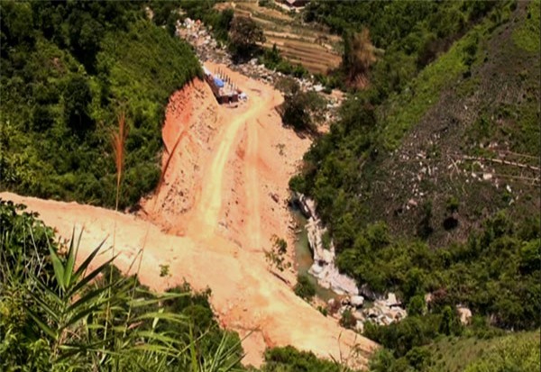 Sạt lở đất ở Lào Cai, 2 công nhân bị vùi lấp tử vong