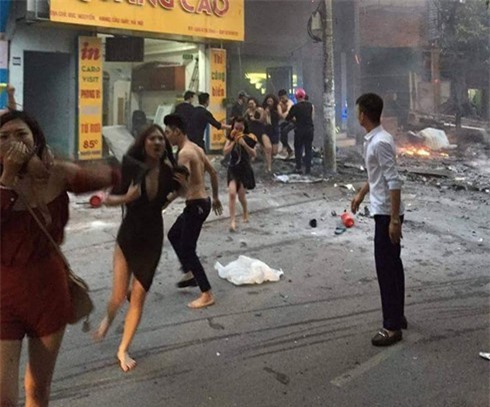 Tiếp viên dùng áo ngực thoát đám cháy ở Nguyễn Khang bị "ném đá"