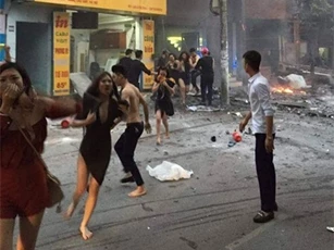 Tiếp viên dùng áo ngực thoát đám cháy ở Nguyễn Khang bị "ném đá"