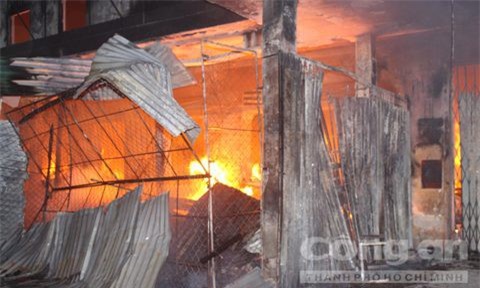 Tiểu thương khóc ngất nhìn "bà hỏa" thiêu rụi 130 ki-ốt chợ huyện