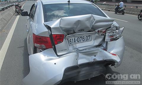 Xe khách húc "xế hộp" 4 chỗ văng xa 5 mét, 4 người suýt chết