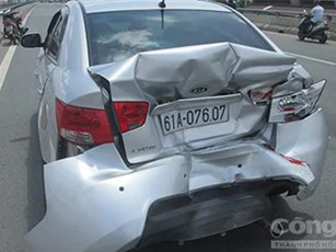 Xe khách húc "xế hộp" 4 chỗ văng xa 5 mét, 4 người suýt chết