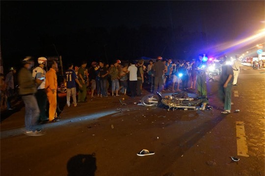 Đồng Nai: Xe máy đâm đuôi xe tải, 2 thanh niên chết thảm