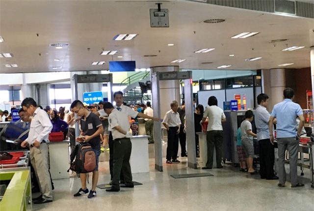 Hành khách mang 3 bọc đen lên máy bay, nghi là ma tuý đá