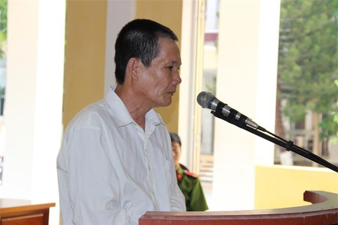 Không muốn ly hôn, chồng đâm chết vợ trước mặt thẩm phán