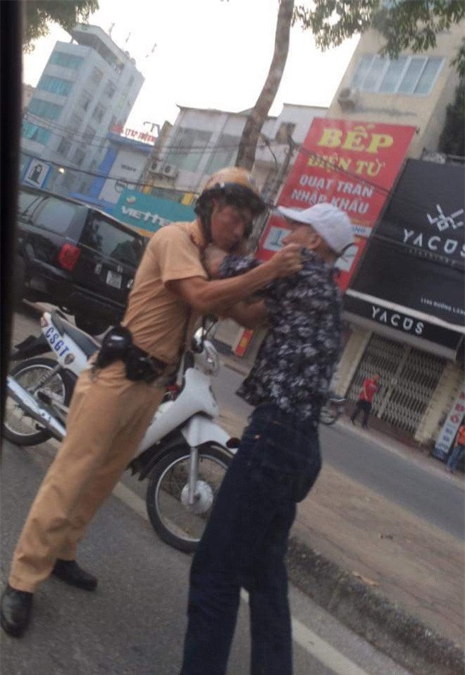 Nam thanh niên "ngông cuồng" túm cổ áo đánh tới tấp vào mặt CSGT
