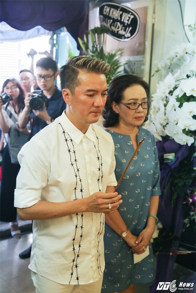 Nhật Hào khóc nấc, Đàm Vĩnh Hưng lặng người bên linh cữu Minh Thuận