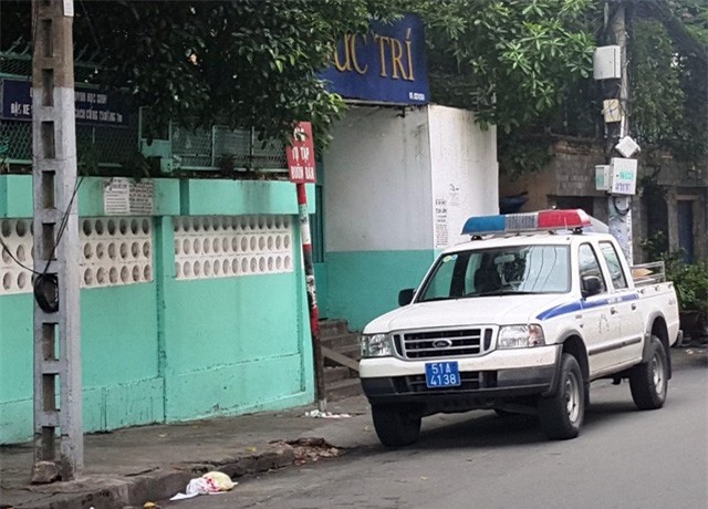 Thiếu nữ bị bạn trai mới quen kề dao vào cổ, cướp xe máy