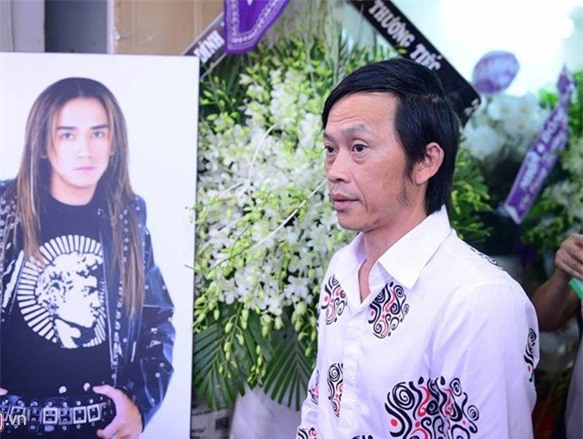 Ca sĩ Minh Thuận qua đời: Hoài Linh đến viếng, hát thánh ca cầu nguyện