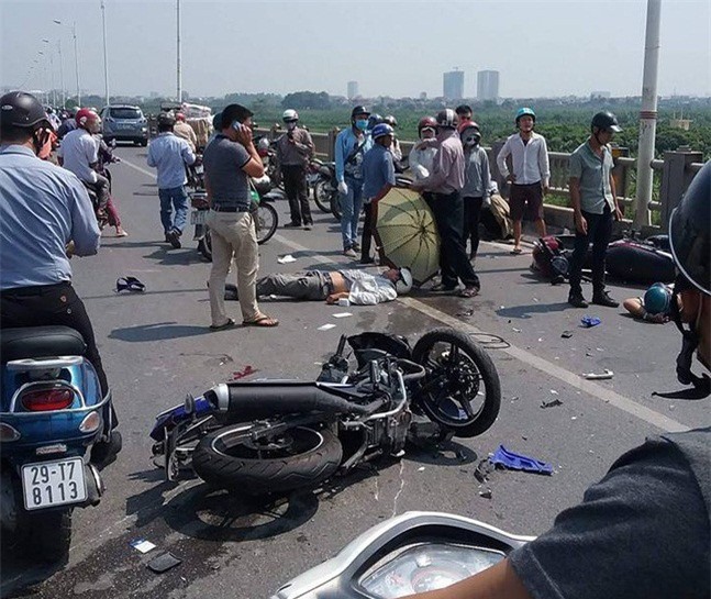 Hà Nội: Ô tô đâm liên hoàn vào 4 xe máy trên cầu Vĩnh Tuy