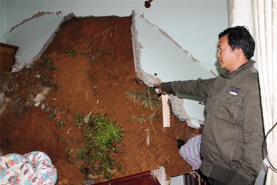 Khối đất đè xuống nhà, vợ chồng Việt kiều Pháp may mắn thoát nạn