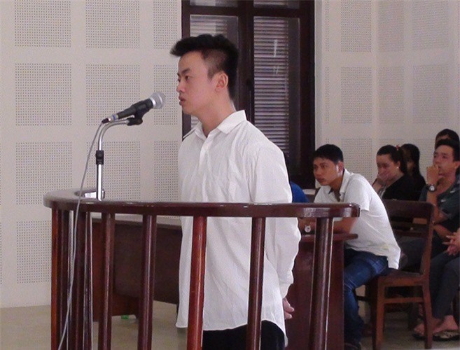 Ngáo đá cầm dao đâm anh trai thủng bụng