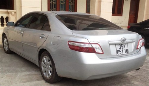 Ph&#xF3; c&#xF4;ng an huy&#x1EC7;n l&#xE1;i xe Camry t&#xF4;ng ch&#x1EBF;t c&#xF4; gi&#xE1;o ra &#x111;&#x1EA7;u th&#xFA;