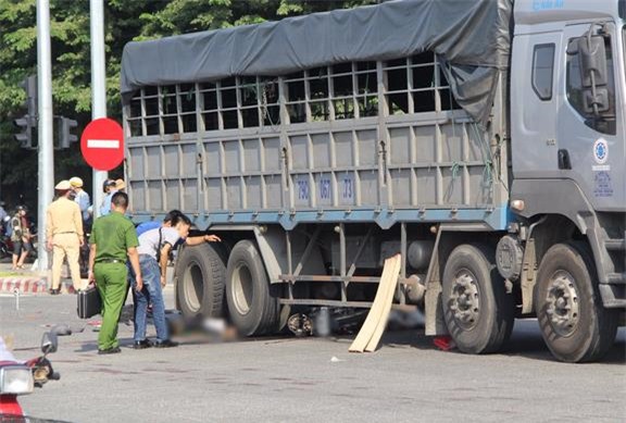 Tai nạn thảm khốc: 2 thanh niên bị xe tải cuốn vào gầm tử vong