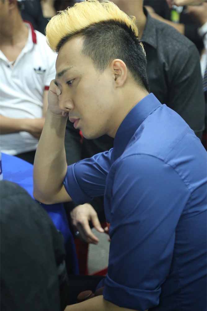 Trấn Thành và làng hài Việt nén nỗi đau trước linh cữu Minh Thuận