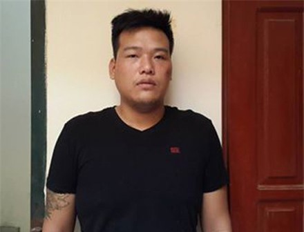 Võ sư "ngáo đá" la hét, cắn, cào cấu hai công an