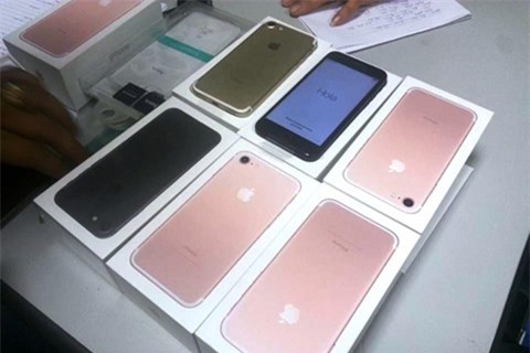 Bắt thanh niên "ôm" 8 chiếc iPhone 7 không rõ nguồn gốc
