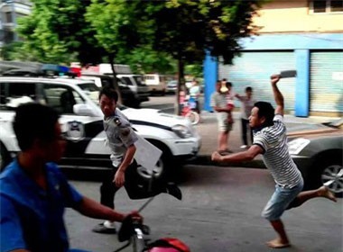 Bị đuổi việc, nhân viên quán nhậu vác mã tấu chém quản lý