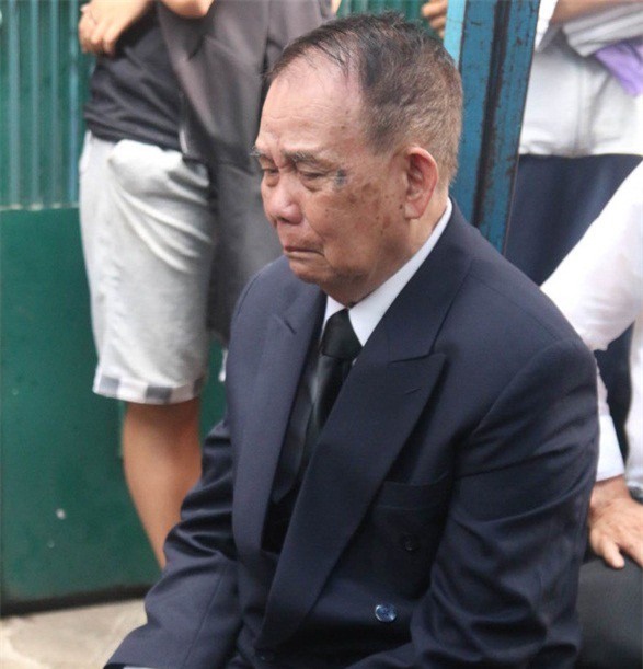 Ca sĩ Minh Thuận qua đời: Quặn lòng cảnh cha già khóc tiễn con