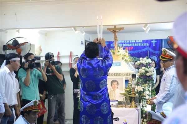 Ca sĩ Minh Thuận qua đời: Những hình ảnh thắt lòng phút chia ly