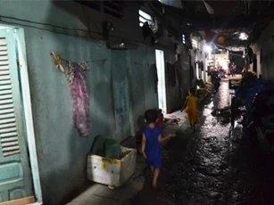 Cặp vợ chồng nằm bất động trong phòng trọ ở Sài Gòn