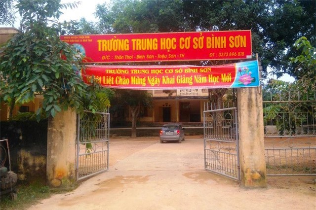 Đề nghị luân chuyển thầy giáo đưa 6 nữ sinh đi hát karaoke