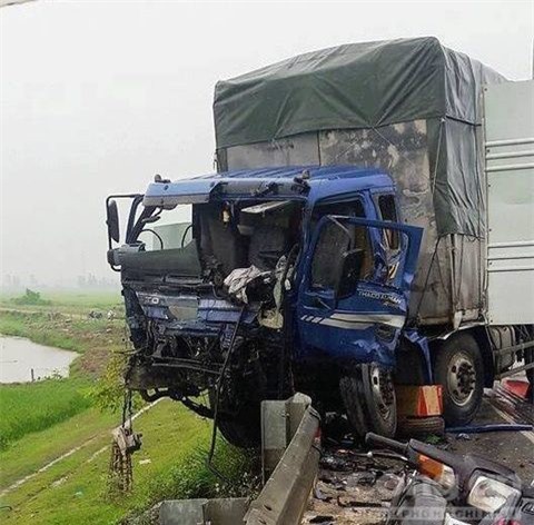 Hai xe tải phóng nhanh va chạm nhau, nhiều người thương vong