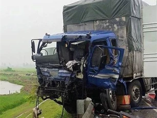 Hai xe tải phóng nhanh va chạm nhau, nhiều người thương vong