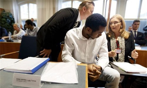 Năm yêu râu xanh thay nhau hãm hiếp một phụ nữ trong khách sạn 