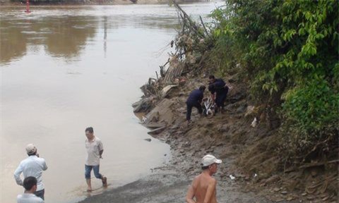 Kinh hoàng phát hiện thi thể người đàn ông mắc kẹt bên bến đò