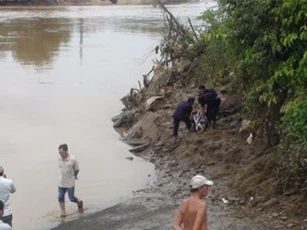 Kinh hoàng phát hiện thi thể người đàn ông mắc kẹt bên bến đò