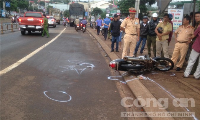 Tai nạn giao thông kinh hoàng làm vợ tử vong, 2 cha con thương nặng