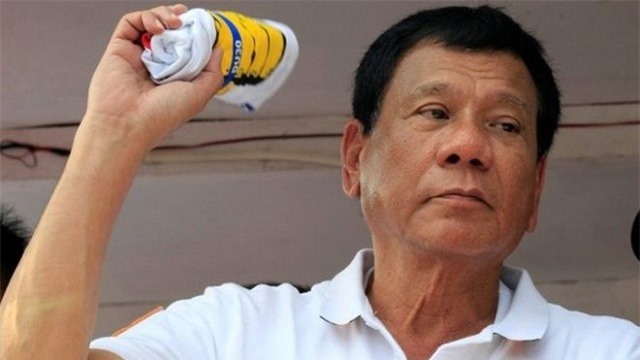 Tổng thống Philippines Duterte lại gây bão khi chửi thề EU
