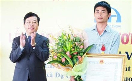 Trao huân chương Dũng cảm cho tài xế cứu xe khách