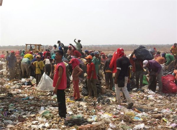 Venezuela: Dân bới rác tìm thức ăn, Caracas ban bố tình trạng khẩn cấp