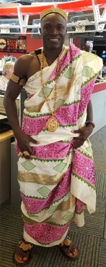 Vua bộ tộc Châu Phi đi làm vườn thuê lấy tiền nuôi dân nghèo đói