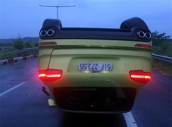 Xế hộp Porsche 5 tỷ "ngửa bụng" trên cao tốc Long Thành