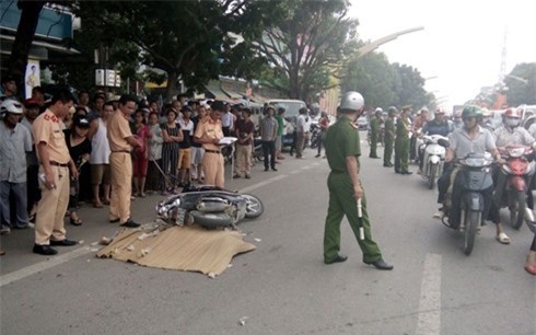Bàng hoàng nữ công nhân bị xe khách cán chết khi đi làm