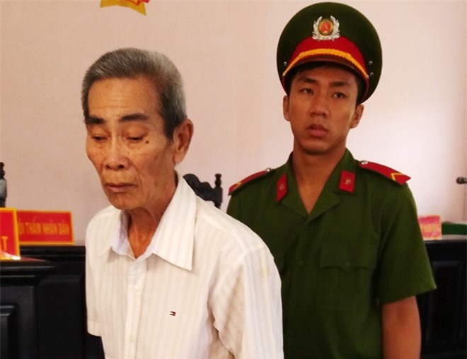 Bị cáo buộc hiếp dâm, ông lão khai chỉ "sờ soạng" cô gái 9X