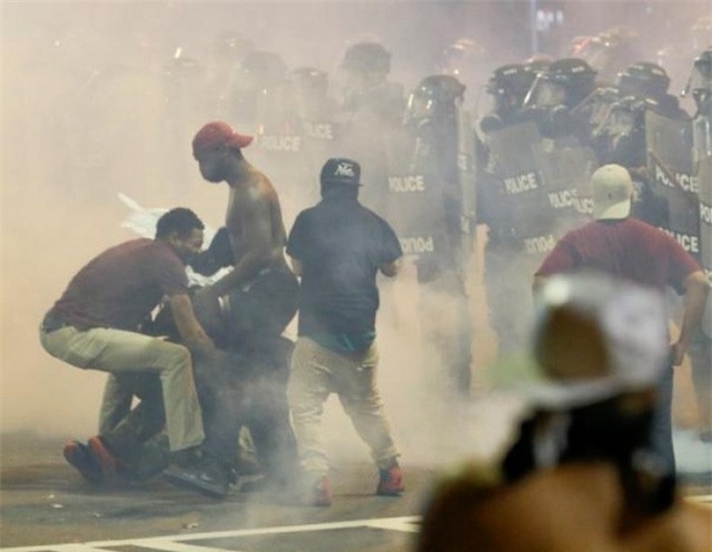 Charlotte rúng động vì bạo loạn, Mỹ ban bố tình trạng khẩn cấp