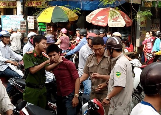 Cô gái quật ngã tên cướp dây truyền như phim hành động