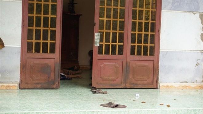 Hoảng hốt người đàn ông chết dưới nền nhà có vết máu khô