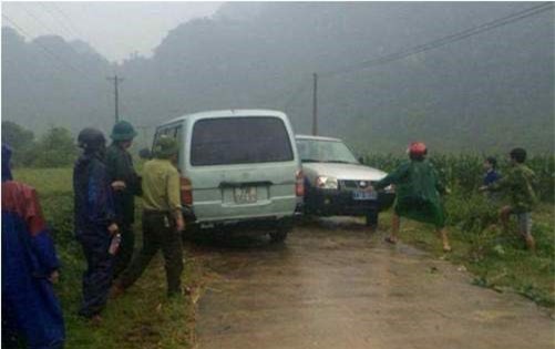Lâm tặc mang dao kiếm tấn công kiểm lâm, cướp gỗ tang vật
