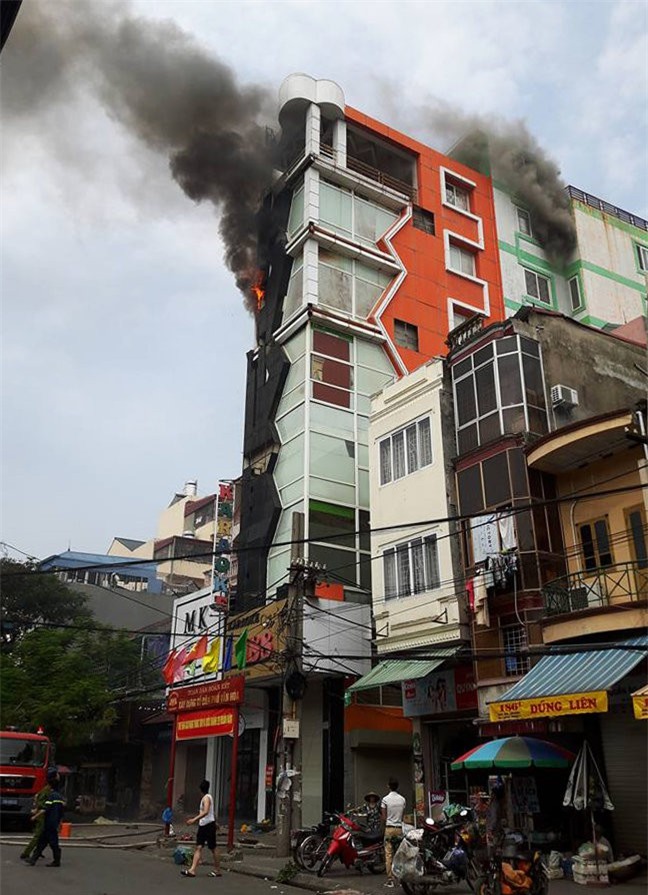 Lửa cháy ngùn ngụt tại quán karaoke 7 tầng ở Hải Phòng