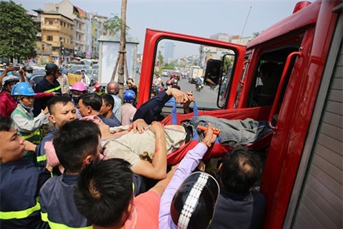 Thanh niên mắc kẹt gốc cây, được cấp cứu bằng xe chữa cháy