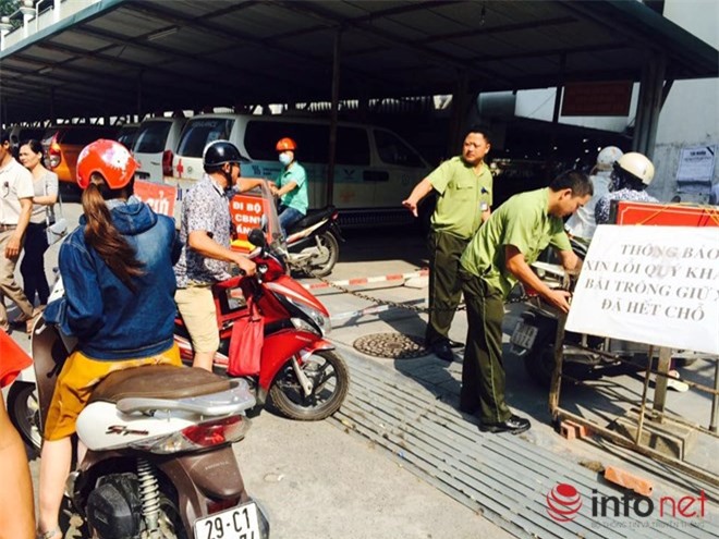 Người dân phát khóc vì không gửi được xe vào Bệnh viện Bạch Mai