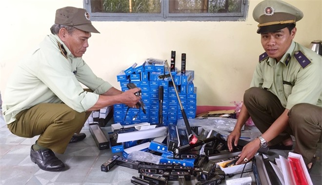 Quảng Nam: Hàng nóng "vi vu" trên xe khách