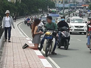"Sốc" cô gái quỳ gối cạnh bạn trai giữa đường xôn xao cộng đồng mạng