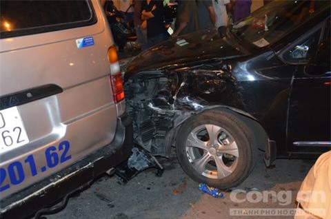 Tai nạn kinh hoàng một phụ nữ dính chặt cột điện tử vong