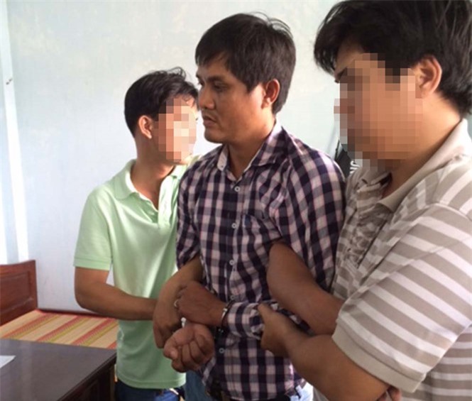 Thầu đề lăng mạ, cầm dao tấn công lực lượng chức năng